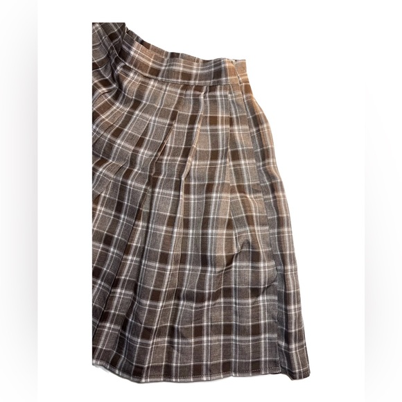 Cute plaid skirt perfect for autumn!
Size small - Picture 2 of 4